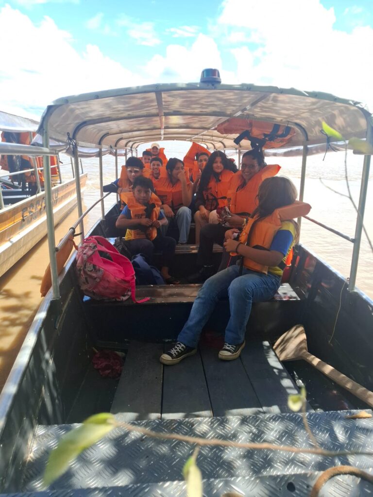 CRIANCAS-768x1024 NOVOS RUMOS - Léo Moraes vence crise no transporte escolar fluvial