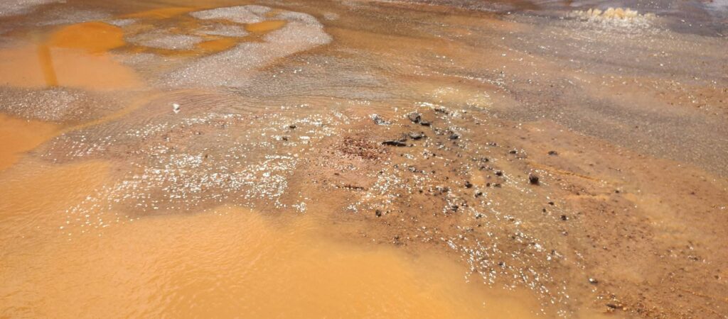 FB_IMG_1775950364427-1-1024x450 SERVIÇO DA CAERD – Água tratada jorra por horas e revolta comunidade