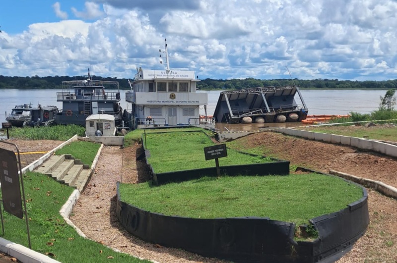 porr RIO MADEIRA - Base da Marinha começa a afundar e chama atenção da população