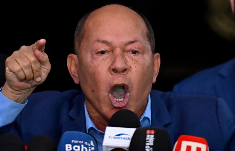 crisss LIMADO? - Chrisóstomo fica de fora de gravação com Flávio Bolsonaro