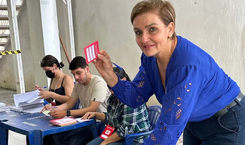 dione DENÚNCIA - Sintero é acusado de “abocanhar” 30% do dinheiro de servidores